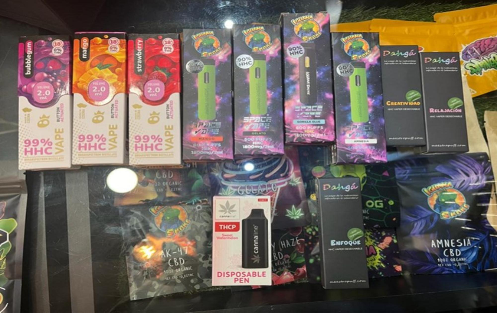 Vapers de HHC y uno de THCP en una tienda